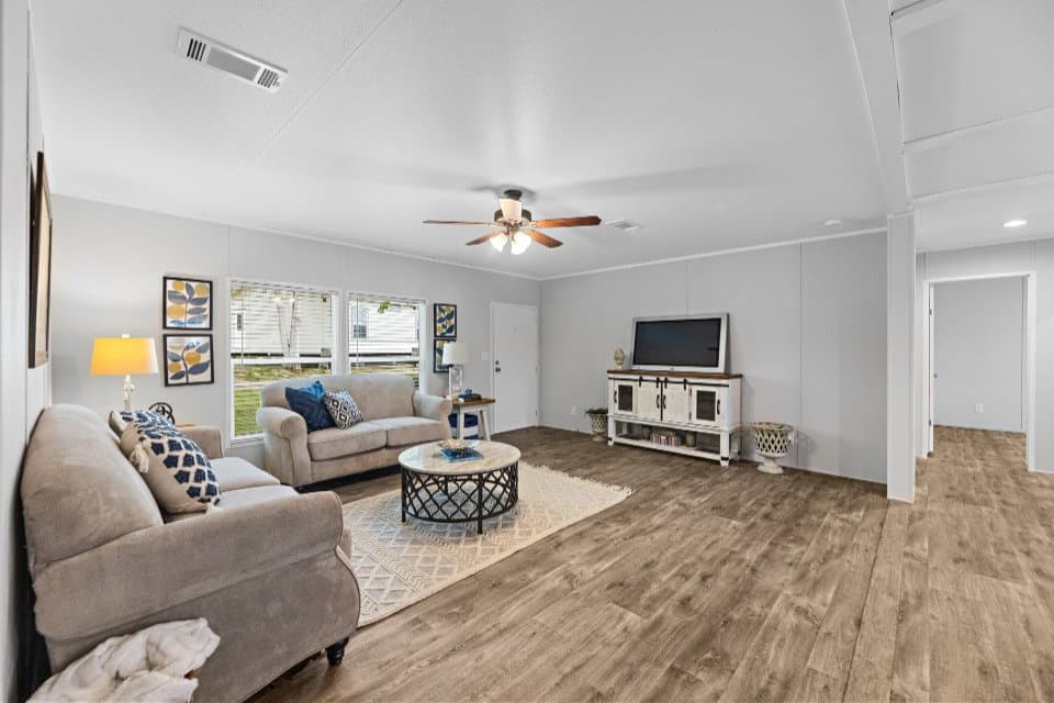 Pinnacle 32523p interior home features