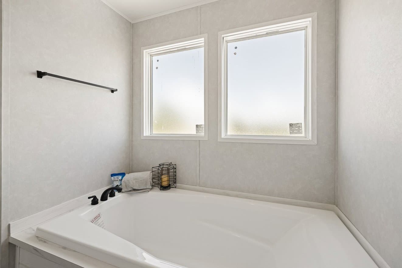Verde ranch 28563n bathroom home features