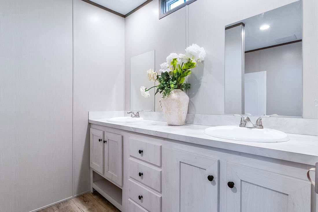 Select 16723a bathroom home features