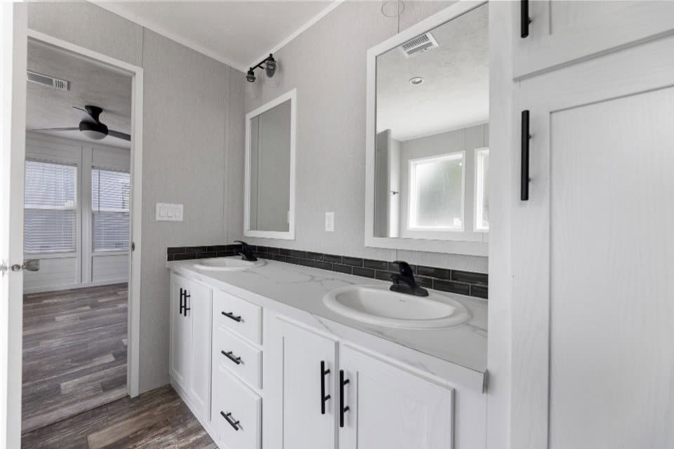 Verde ranch 28603n bathroom home features