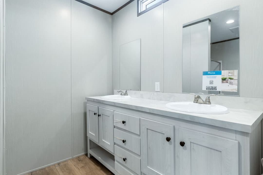 Select 16602s bathroom home features