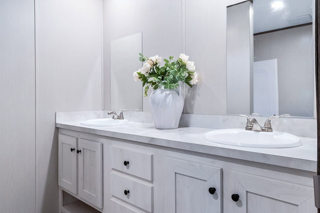 Select 16723i bathroom home features