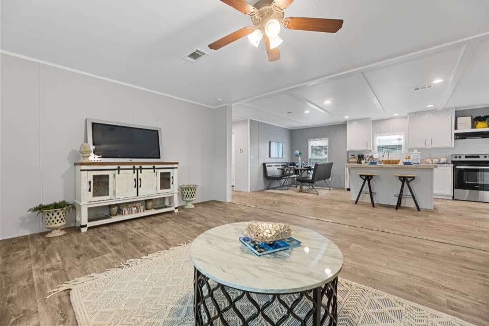 Pinnacle 32523p interior home features