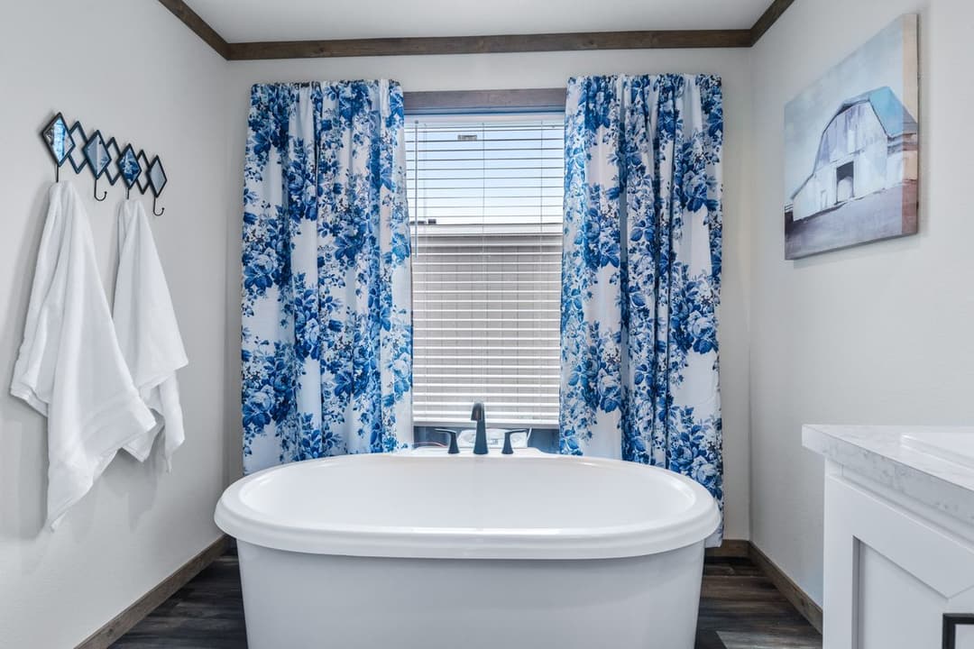 Lizzie bathroom home features