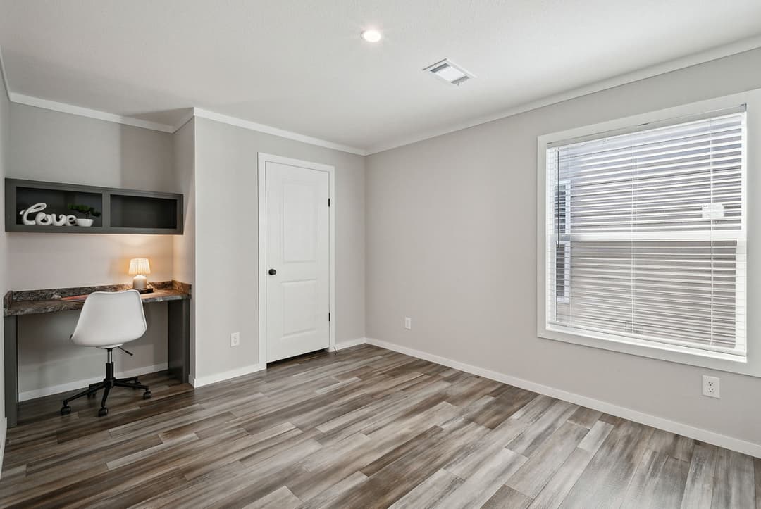 Sazerac bedroom home features